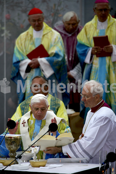 240_Papst_Benedikt_XVI.jpg