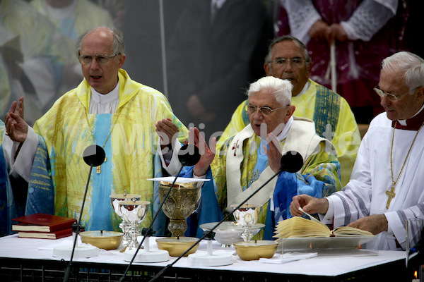 255_Papst_Benedikt_XVI.jpg