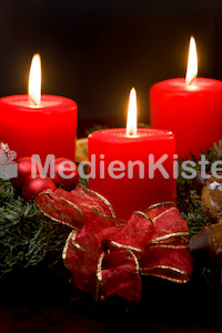 Adventskranz mit brennenden Kerzen