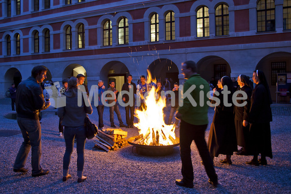 beim Lagerfeuer Gebet um geistliche Berufungen-5719