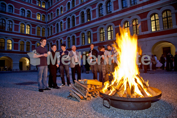 beim Lagerfeuer Gebet um geistliche Berufungen-5730