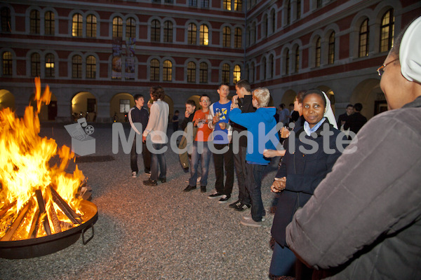 beim Lagerfeuer Gebet um geistliche Berufungen-5734