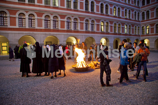 beim Lagerfeuer Gebet um geistliche Berufungen-5736