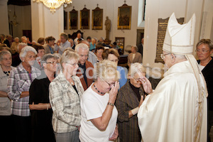 die Segnung bei Segnung aelterer Menschen Bischof Weber-9594