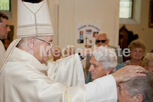 die Segnung bei Segnung aelterer Menschen Bischof Weber-9599