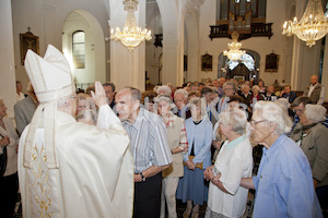 die Segnung bei Segnung aelterer Menschen Bischof Weber-9601