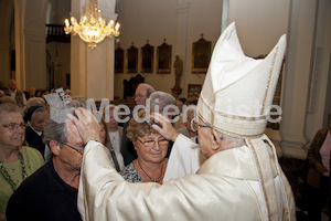 die Segnung bei Segnung aelterer Menschen Bischof Weber-9613