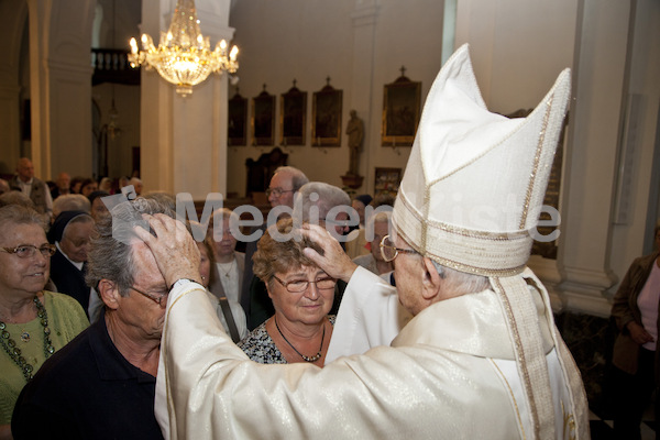 die Segnung bei Segnung aelterer Menschen Bischof Weber-9613