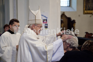 die Segnung bei Segnung aelterer Menschen Bischof Weber-9626