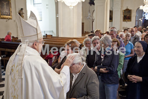 die Segnung bei Segnung aelterer Menschen Bischof Weber-9629