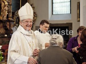 die Segnung bei Segnung aelterer Menschen Bischof Weber-9632