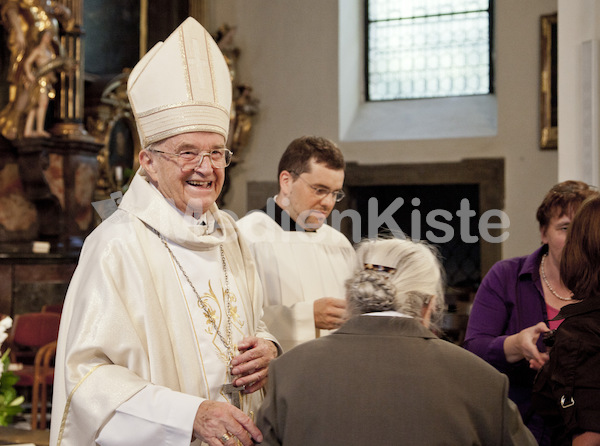 die Segnung bei Segnung aelterer Menschen Bischof Weber-9632