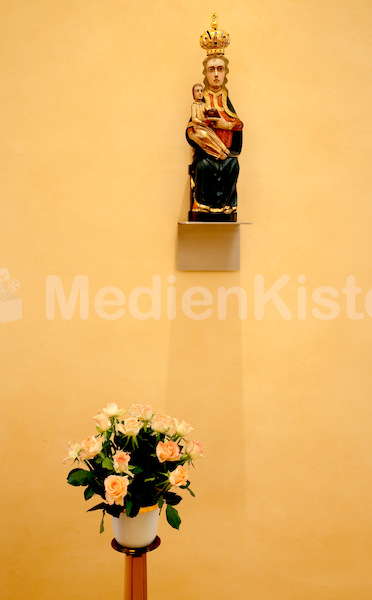 Kreuz, Marienstatue, Altarraum-12.jpg
