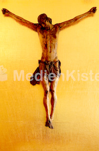 Kreuz, Marienstatue, Altarraum-5