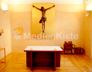 Kreuz, Marienstatue, Altarraum-6.jpg