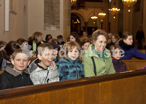 Ministranten Gebet in der Stadtpfarrkirche-9590