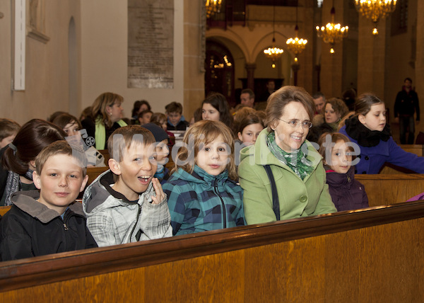 Ministranten Gebet in der Stadtpfarrkirche-9590