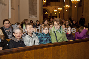 Ministranten Gebet in der Stadtpfarrkirche-9591