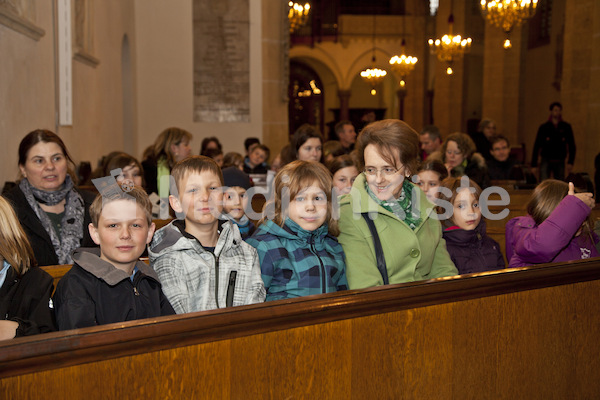 Ministranten Gebet in der Stadtpfarrkirche-9591