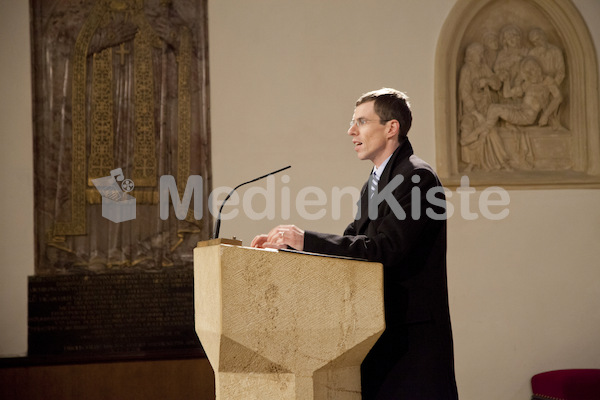 Ministranten Gebet in der Stadtpfarrkirche-9599