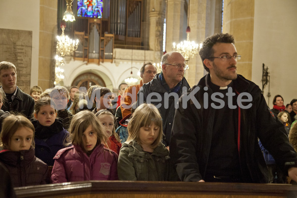 Ministranten Gebet in der Stadtpfarrkirche-9600