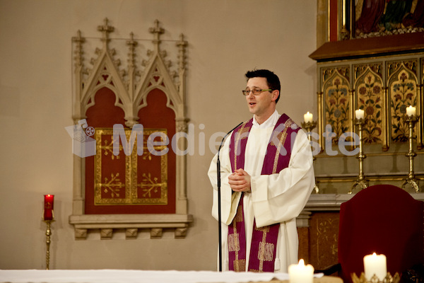 Ministranten Gebet in der Stadtpfarrkirche-9602