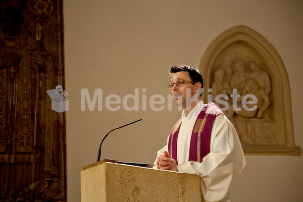 Ministranten Gebet in der Stadtpfarrkirche-9605