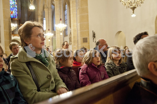 Ministranten Gebet in der Stadtpfarrkirche-9606