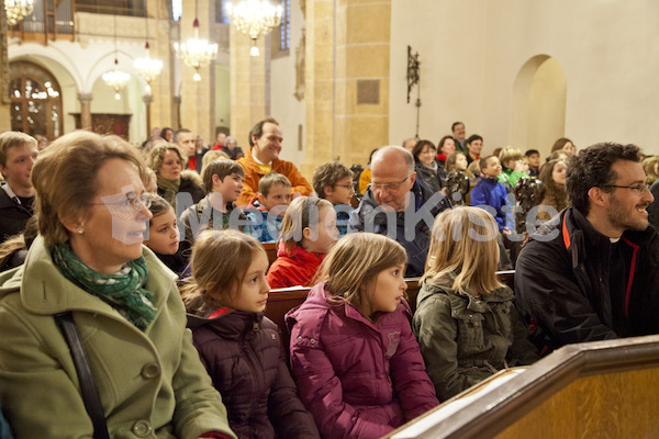 Ministranten Gebet in der Stadtpfarrkirche-9607