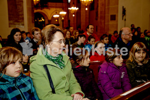 Ministranten Gebet in der Stadtpfarrkirche-9610