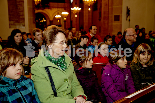 Ministranten Gebet in der Stadtpfarrkirche-9610