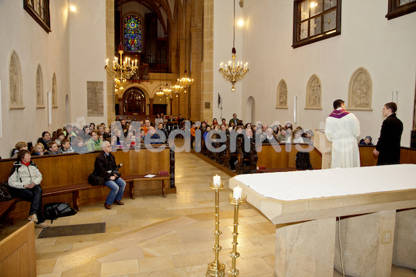 Ministranten Gebet in der Stadtpfarrkirche-9611