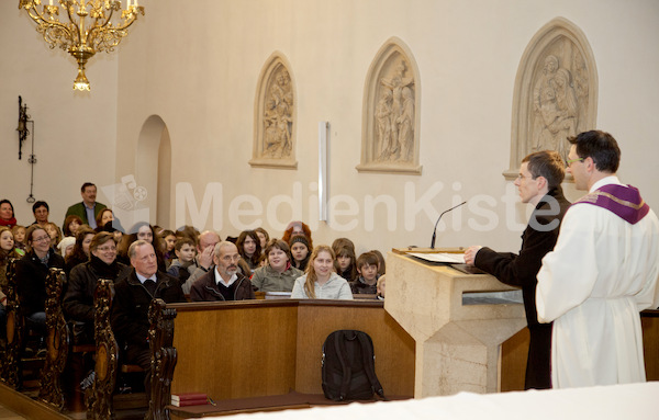 Ministranten Gebet in der Stadtpfarrkirche-9612