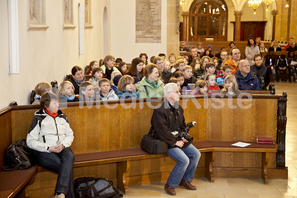 Ministranten Gebet in der Stadtpfarrkirche-9614