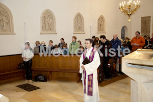 Ministranten Gebet in der Stadtpfarrkirche-9615