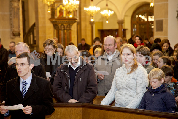 Ministranten Gebet in der Stadtpfarrkirche-9616