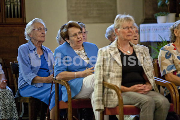 Segnung aelterer Menschen Bischof Weber-9530