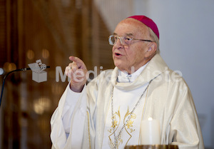 Segnung aelterer Menschen Bischof Weber-9542