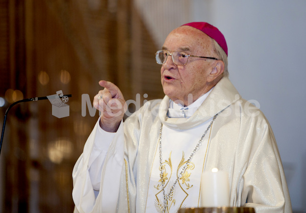 Segnung aelterer Menschen Bischof Weber-9542