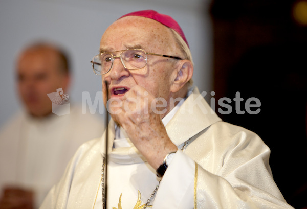 Segnung aelterer Menschen Bischof Weber-9552