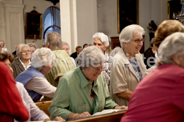 Segnung aelterer Menschen Bischof Weber-9582