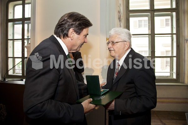 Seite 04 oben rechts Ehrung Goldenes Ehrenzeichen-7391