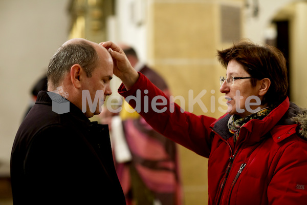 Aschermittwoch_Aschenkreuz_Stadtpfarrkirche-64