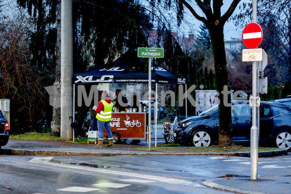 Autofasten_Äpfel_verteilen_F._Neuhold-6