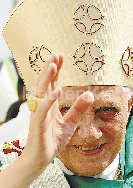 Benedikt XVI (71)