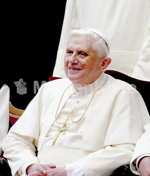 Benedikt XVI (76)