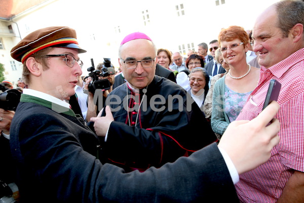 Bischofsweihe_Agape_18_bis_19_Uhr_Sonntagsblatt IMG_2344