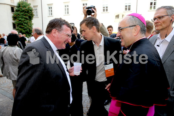 Bischofsweihe_Agape_18_bis_19_Uhr_Sonntagsblatt IMG_2798