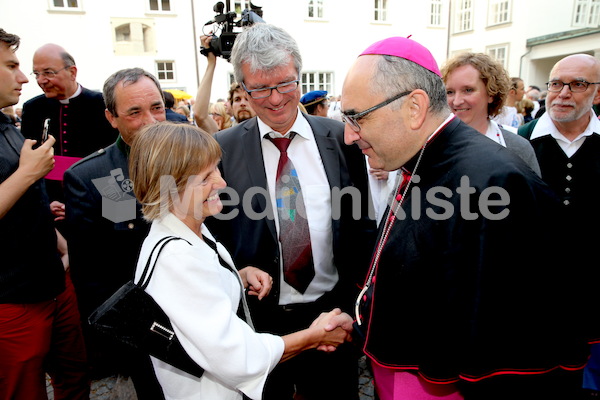 Bischofsweihe_Agape_18_bis_19_Uhr_Sonntagsblatt IMG_2804