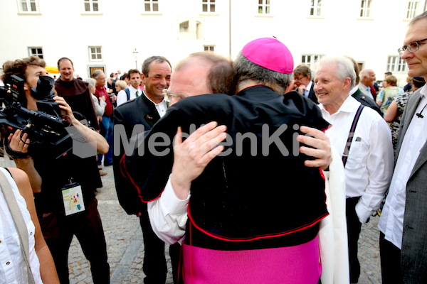 Bischofsweihe_Agape_18_bis_19_Uhr_Sonntagsblatt IMG_2825